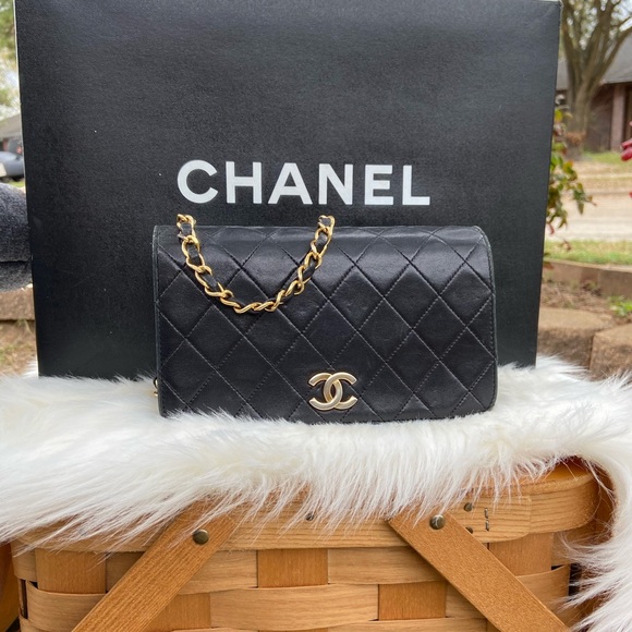 CHANEL Handbags - Chanel Black Quilted Leather Shoulder Bag